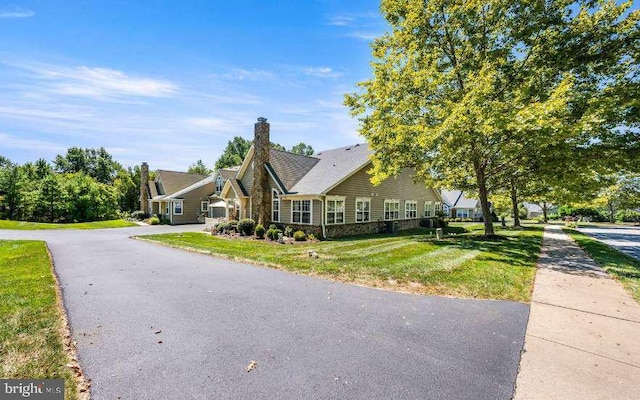 view of front of house featuring a front yard