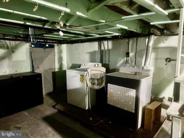 basement featuring washer and clothes dryer