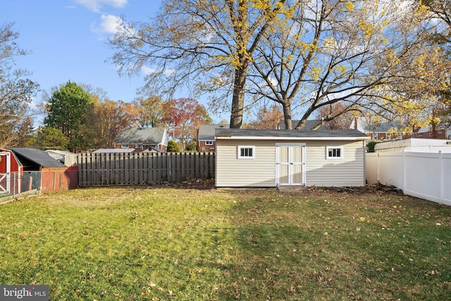 view of yard featuring an outdoor structure