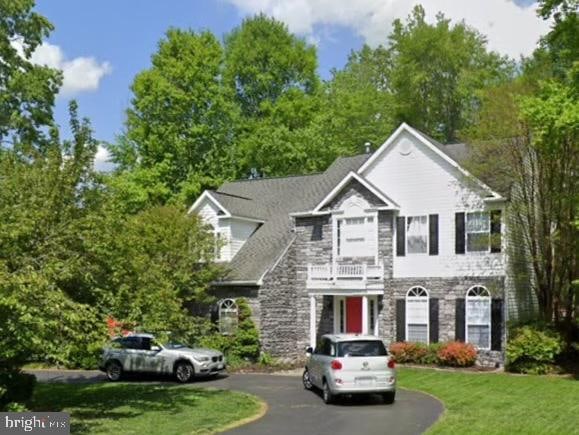 view of front of property featuring a front lawn