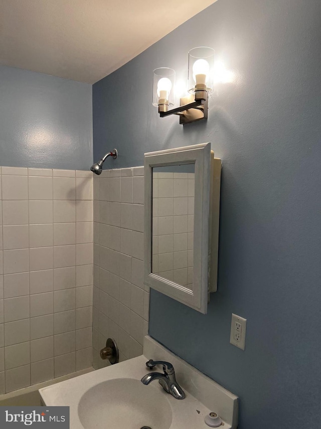 bathroom featuring sink