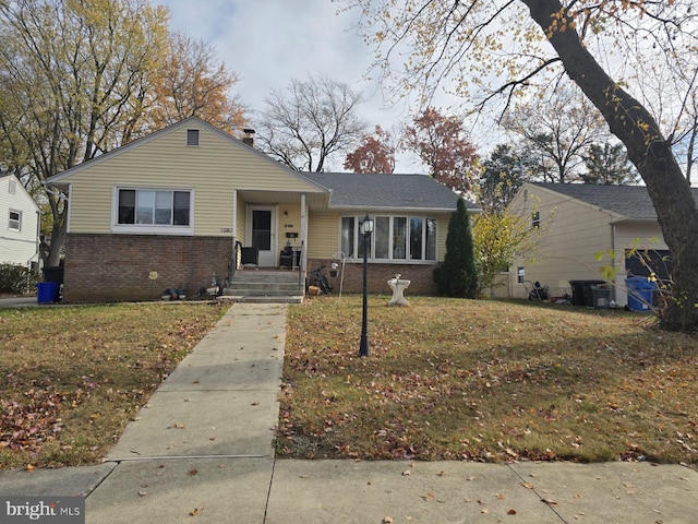 view of front facade featuring a front yard