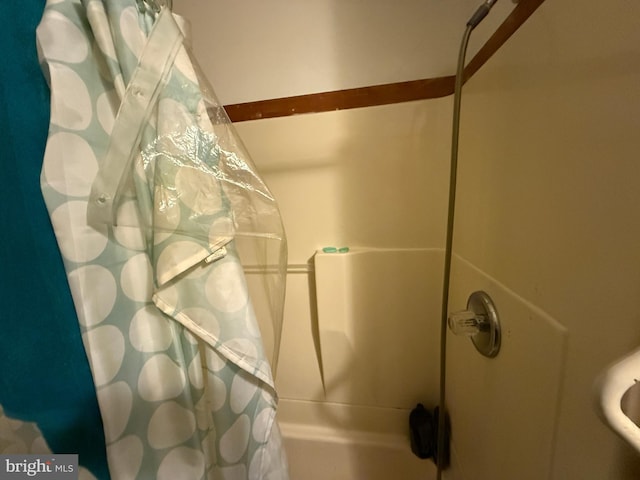 room details featuring shower / bathtub combination with curtain