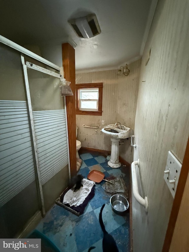 bathroom with toilet and a shower with shower door