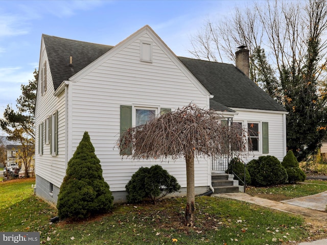 view of front facade featuring a front yard