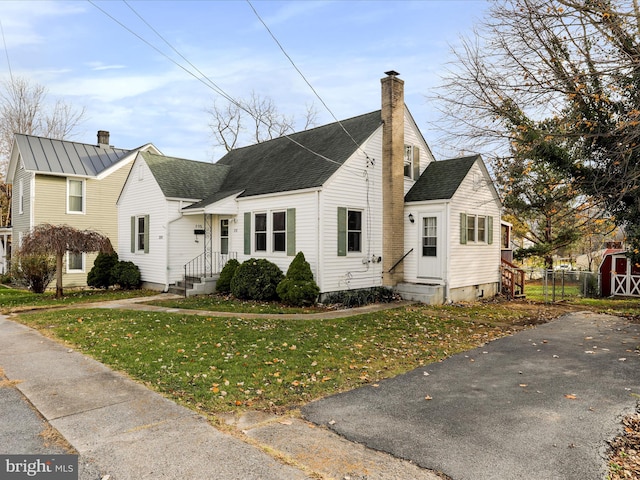 view of front of house with a front lawn