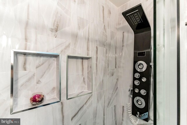 room details featuring tiled shower