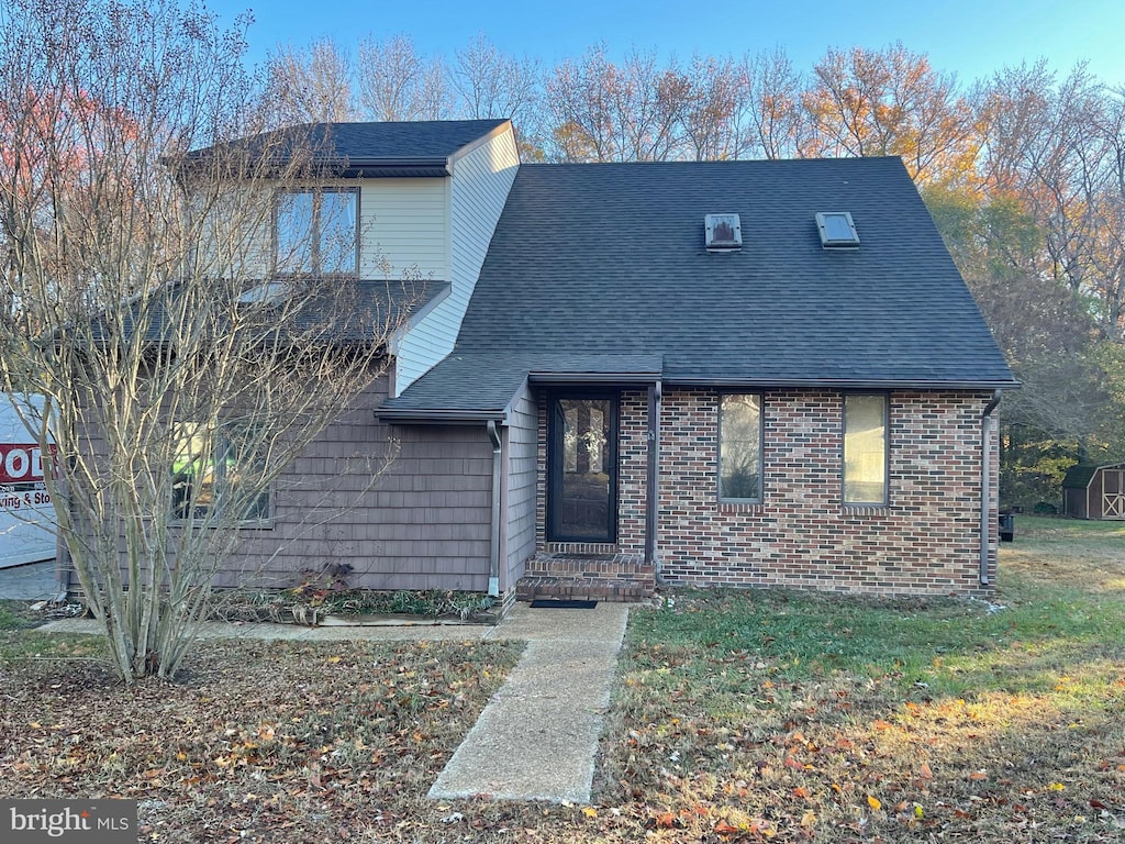 view of front facade with a front yard