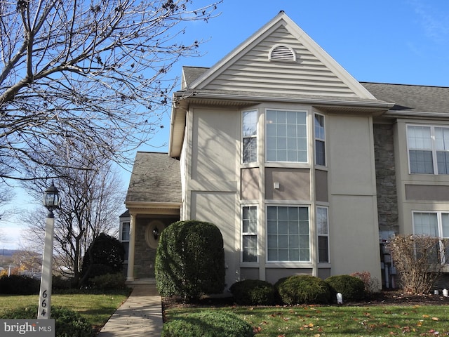 view of front of home featuring a front lawn