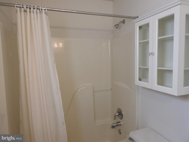 bathroom featuring shower / tub combo