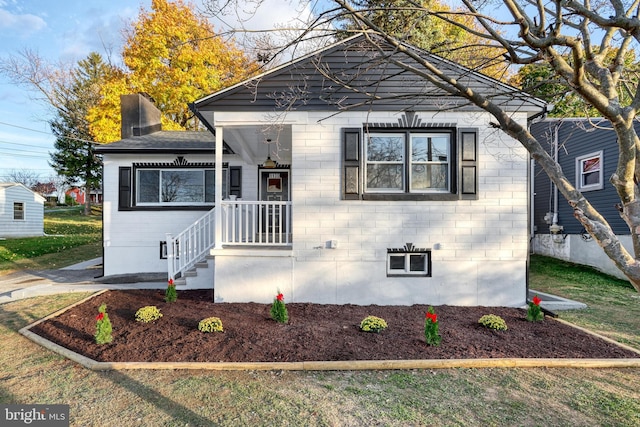 view of front of house featuring a front lawn