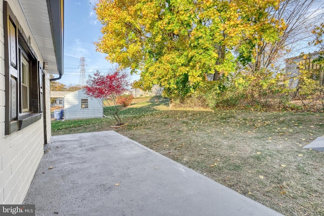 view of yard featuring a patio area