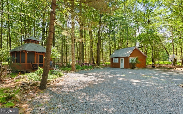 view of yard featuring an outdoor structure