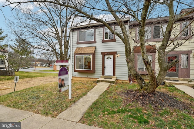 townhome / multi-family property featuring a front yard