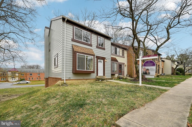 townhome / multi-family property featuring a front yard