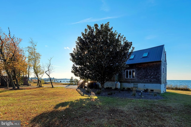 view of yard featuring a water view