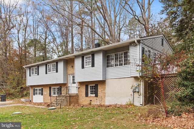 view of front of home featuring a front lawn