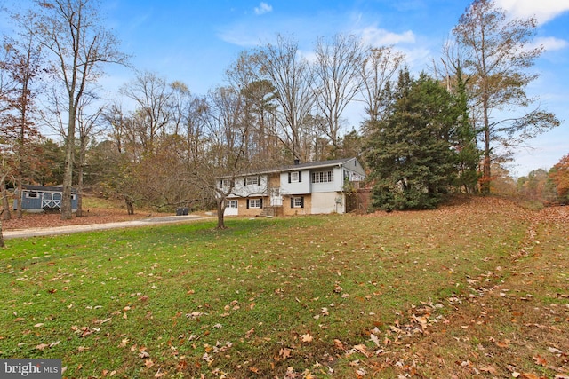 view of front of house featuring a front lawn