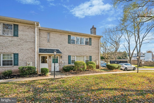 view of front of home featuring a front lawn