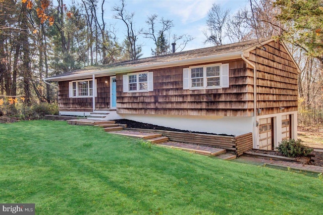 view of front of home featuring a front lawn