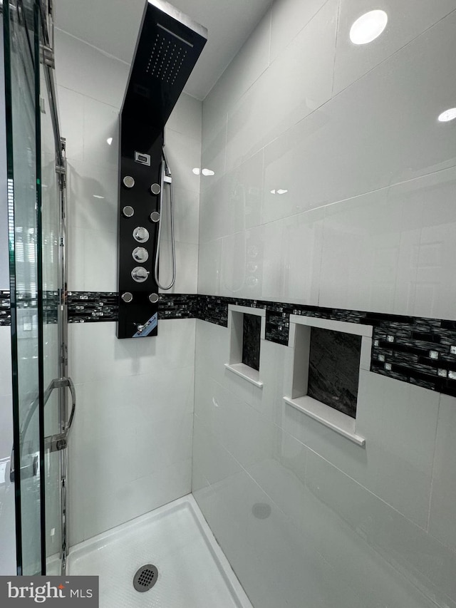 bathroom featuring a tile shower