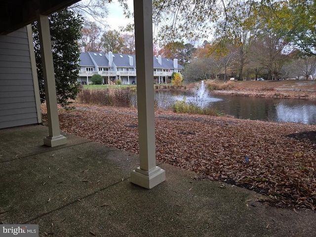 view of yard featuring a water view