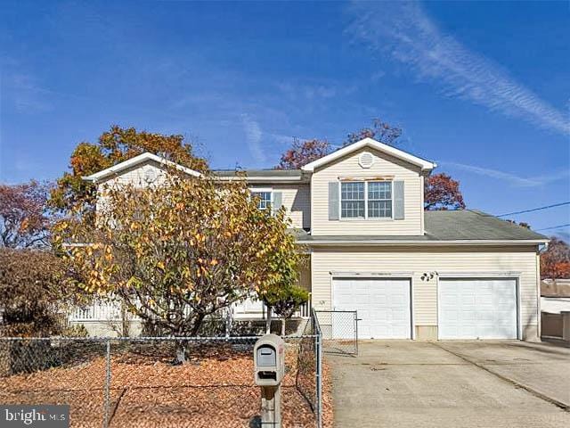 view of front property featuring a garage