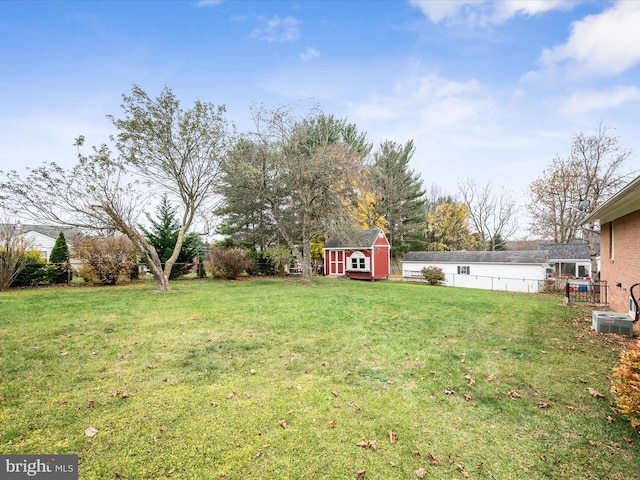 view of yard featuring a storage shed