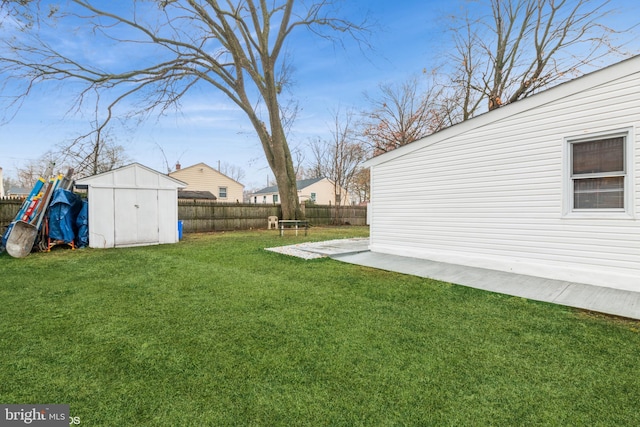 view of yard featuring a storage unit