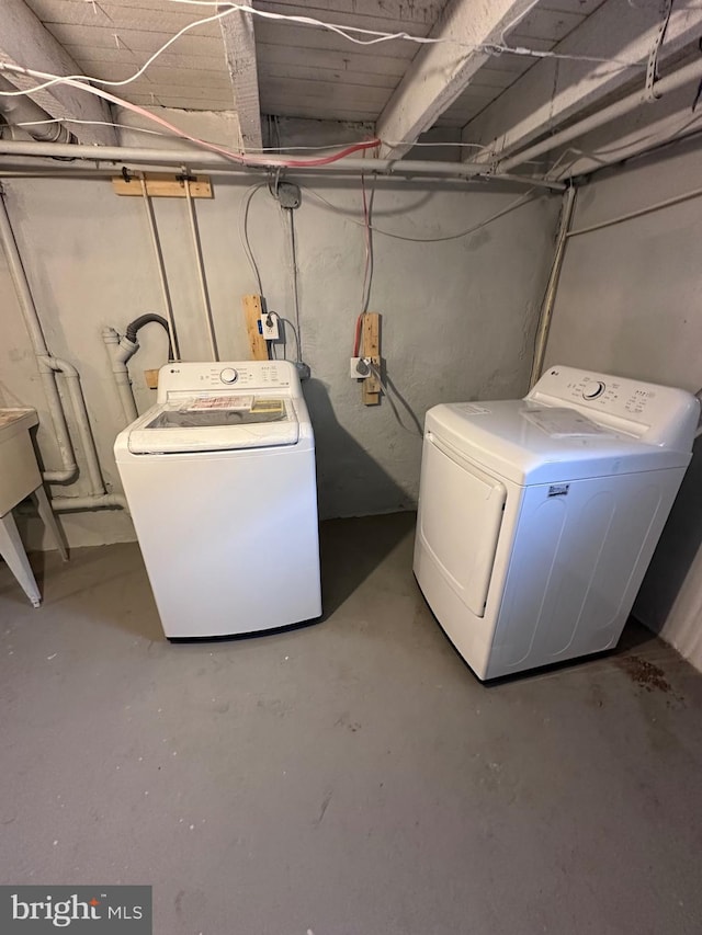 laundry room with washing machine and dryer