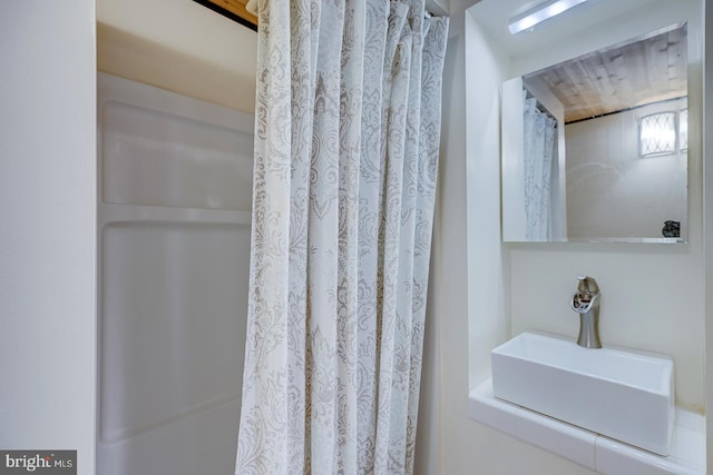 bathroom featuring sink