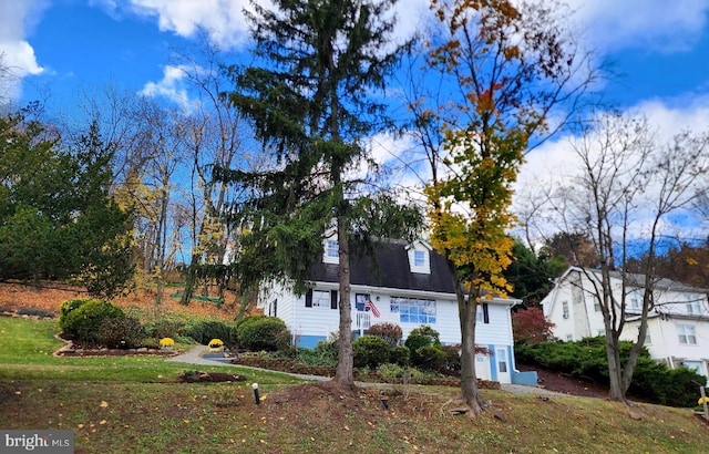 view of front of house featuring a front yard