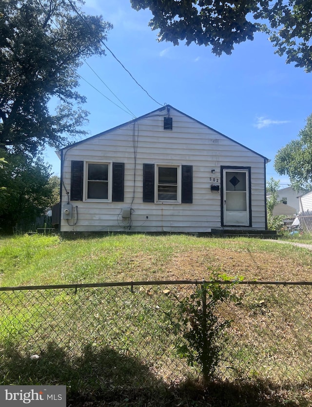 view of front of house with a front lawn