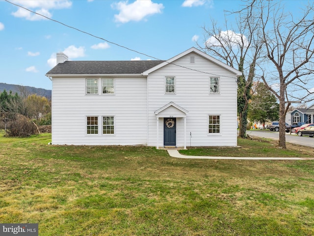 view of front facade featuring a front lawn