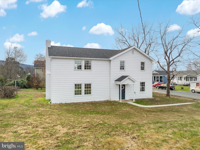 view of front of house featuring a front lawn