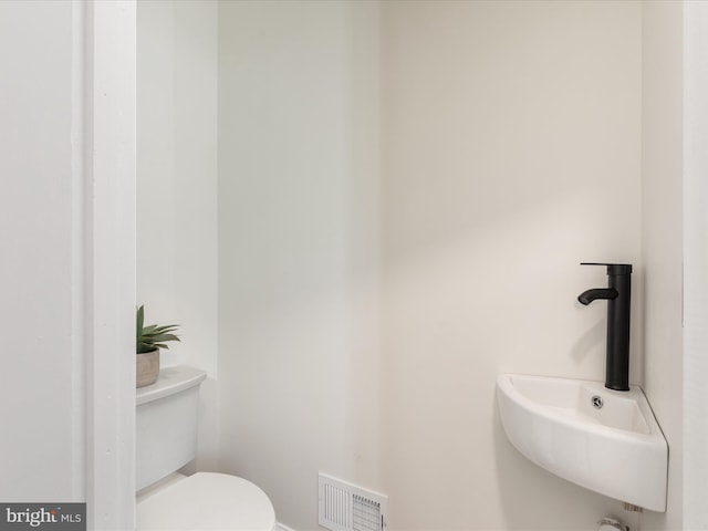 bathroom featuring toilet and sink