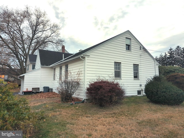 view of side of property featuring a lawn