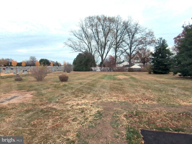 view of yard featuring a rural view