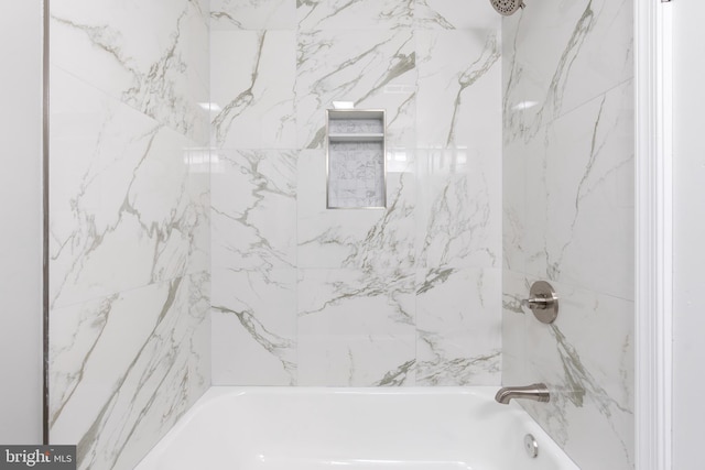 bathroom with tiled shower / bath