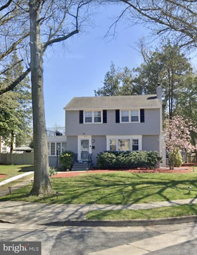 view of front of home with a front lawn