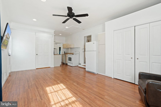living room featuring ceiling fan, light wood-type flooring, and crown molding