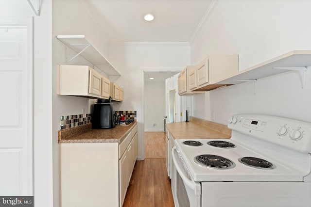 kitchen featuring electric range, cream cabinets, crown molding, and light hardwood / wood-style flooring