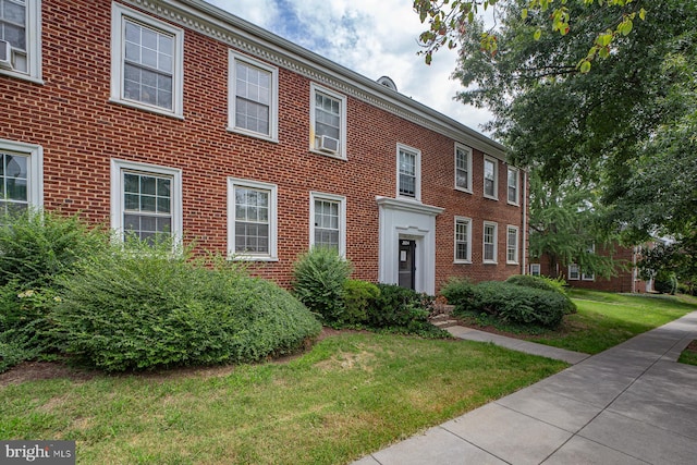 view of front facade featuring a front yard