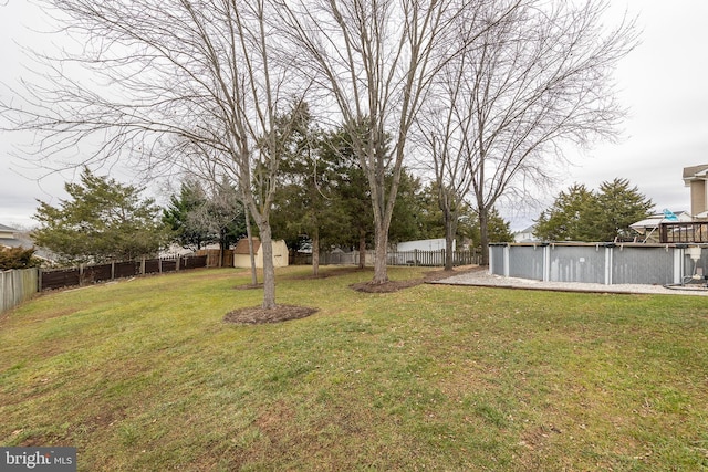 view of yard with a fenced in pool