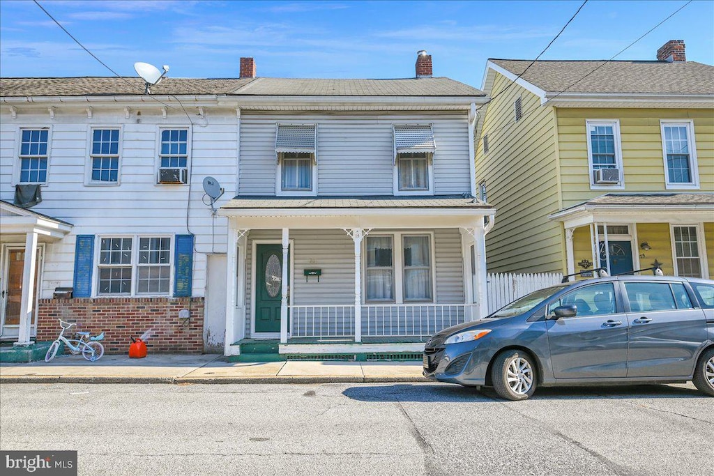 view of front of property featuring covered porch