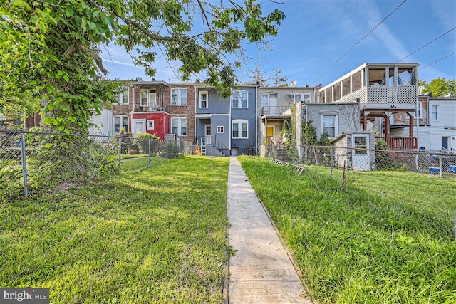 view of front of property featuring a front yard