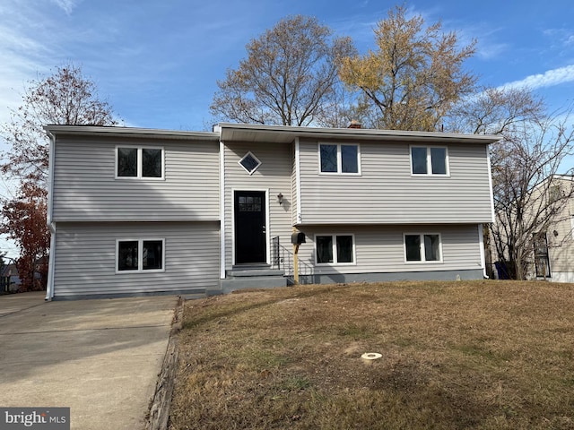 bi-level home featuring a front lawn