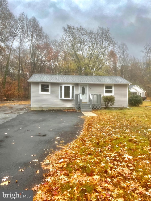 view of front of house featuring a front yard