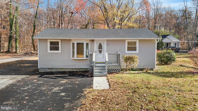 view of front facade with a front yard