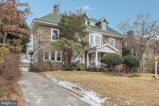 view of front facade featuring a front lawn and a garage